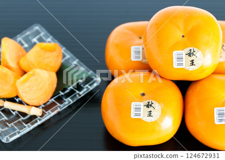 Hakata Akio, seedless, completely sweet persimmon from Fukuoka Prefecture 124672931