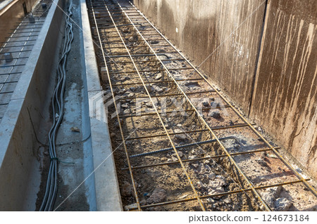 Wire mesh before concrete pouring 124673184