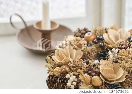 窗邊裝飾的聖誕花圈 - 聖誕形象 窗邊裝飾的聖誕花圈 - 聖誕形象 124673661