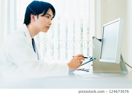 一位年輕的醫生操作電腦 124673676