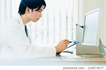一位年輕的醫生操作電腦 124673677
