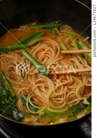 烹飪鮪魚和小松義大利麵 烹飪鮪魚和小松義大利麵 124673827