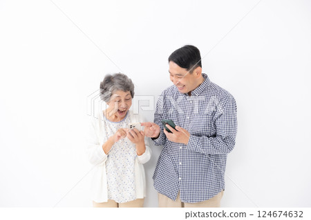 父母與孩子，母親，兒子，智慧型手機 124674632