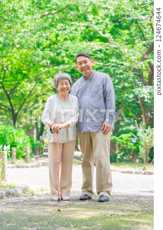 Parent and child portrait full body 124674644