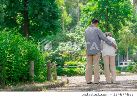 父母與孩子的背影 124674652