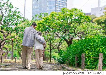 父母與孩子的背影 124674653