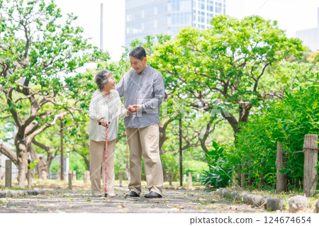 父母與孩子全身肖像 124674654