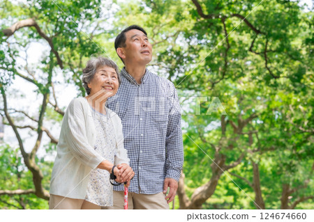 父母與孩子合影留念 124674660