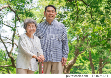 Parent and child portrait walk 124674661