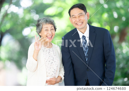老年婦女，中年男子，肖像 124674680
