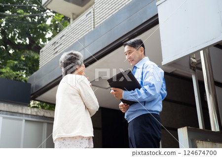 男性和老年女性工作服的檢查 124674700