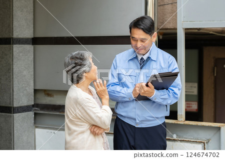 男性和老年女性工作服的檢查 124674702