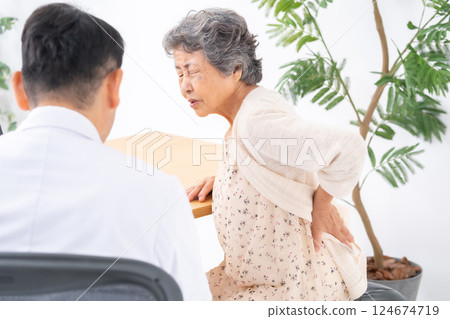 Medical examination face-to-face back pain Medical examination face-to-face back pain 124674719