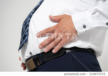 商人內臟脂肪肥胖 124674725