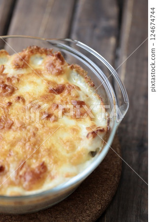 A golden brown gratin made in a heat-resistant glass dish 124674744