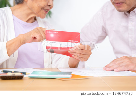 父母和孩子看存摺 124674783