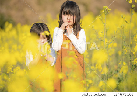 Sisters enjoying spring surrounded by rape blossoms 124675105