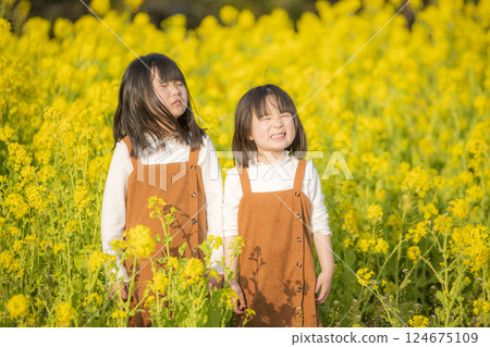 姊妹倆在油菜花叢中享受春天 124675109