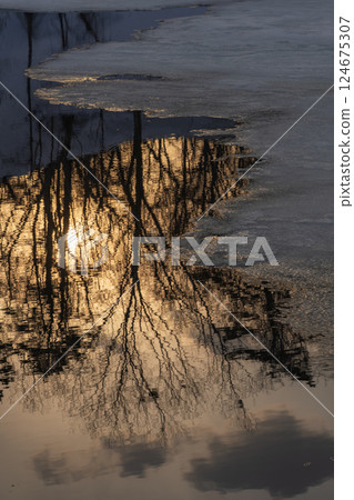 夕陽照亮的湖面 124675307