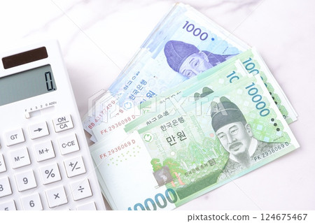 韓國貨幣、韓元紙幣和計算器 韓國貨幣、韓元紙幣和計算器 124675467