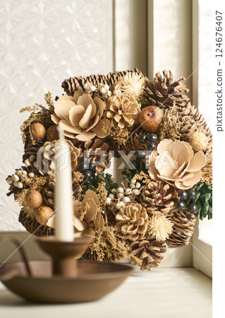 窗邊裝飾的聖誕花圈 - 聖誕形象 窗邊裝飾的聖誕花圈 - 聖誕形象 124676407