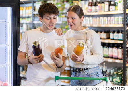 couple chooses natural juices couple chooses natural juices 124677170