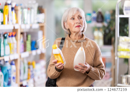 woman chooses hair care products 124677239