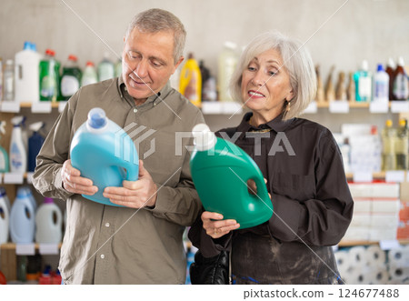 Elderly couple choosing cleaning product in supermarket 124677488