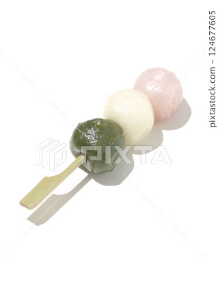 白色背景下拍攝的三色餃子 白色背景下拍攝的三色餃子 124677605