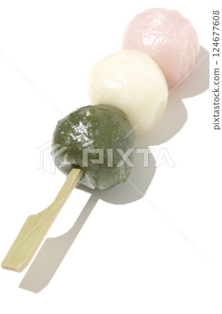 白色背景下拍攝的三色餃子 124677608