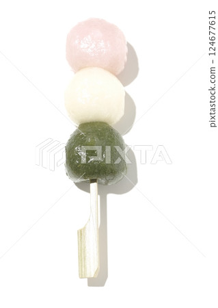 白色背景下拍攝的三色餃子 124677615