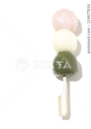 白色背景下拍攝的三色餃子 124677616