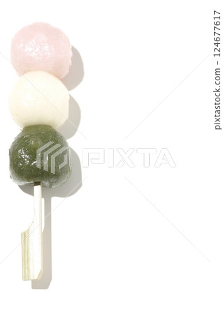 白色背景下拍攝的三色餃子 124677617