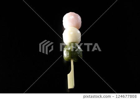 黑色背景下拍攝的三色餃子 124677808