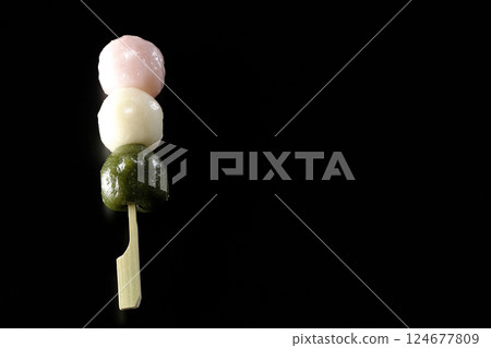 黑色背景下拍攝的三色餃子 124677809