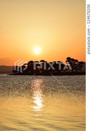 Sunset of Lake Shinji 124678206