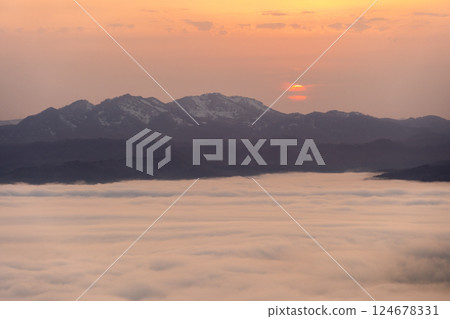 A fantastic sea of clouds at dusk as seen from Mount Hakodate 124678331