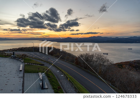 從函館山望去黃昏時分美麗的函館灣 124678333