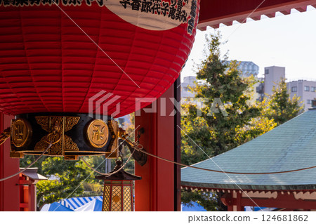 The massive red lantern of Senso-ji Temple in Asakusa, Tokyo 124681862