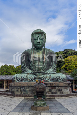 Majestic bronze Buddha seated in meditation at Kotoku-in temple 124681890
