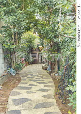 Plant arches and lush green paths 124683919