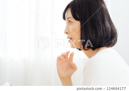 A middle-career woman having a sudden meeting on her day off 124684177