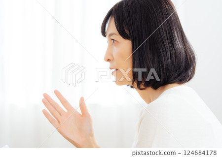 A middle-career woman having a sudden meeting on her day off A middle-career woman having a sudden meeting on her day off 124684178