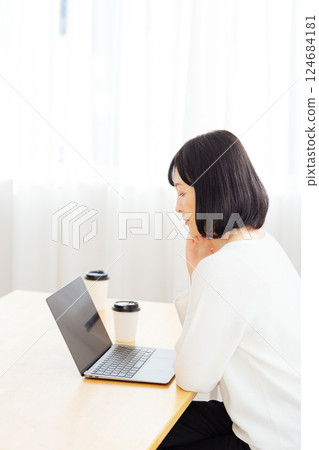 A middle-career woman having a sudden meeting on her day off A middle-career woman having a sudden meeting on her day off 124684181