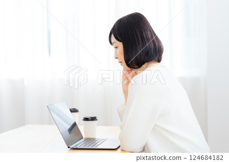 A middle-career woman having a sudden meeting on her day off A middle-career woman having a sudden meeting on her day off 124684182