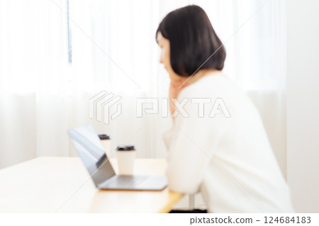 一位中年女性在休假期間突然參加一個會議 124684183