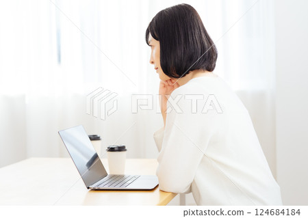 一位中年女性在休假期間突然參加一個會議 124684184