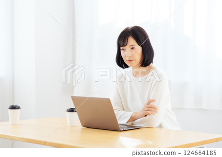 一位中年女性在休假期間突然參加一個會議 124684185