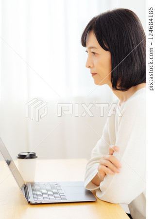 一位中年女性在休假期間突然參加一個會議 124684186