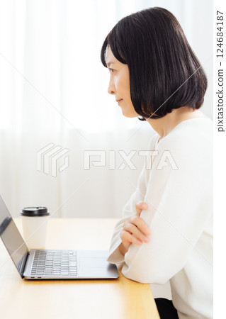 一位中年女性在休假期間突然參加一個會議 124684187